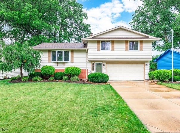 25094 Doe Drive, North Olmsted, OH 44070