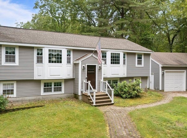 80 East St, Pepperell, MA 01463
