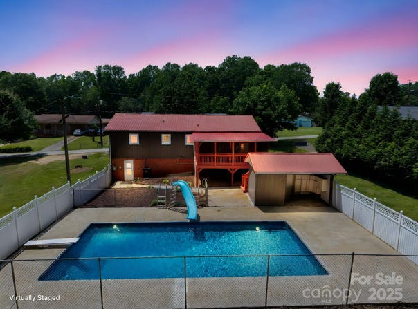 2011 Hampton Heights Street, Lenoir, NC 28645