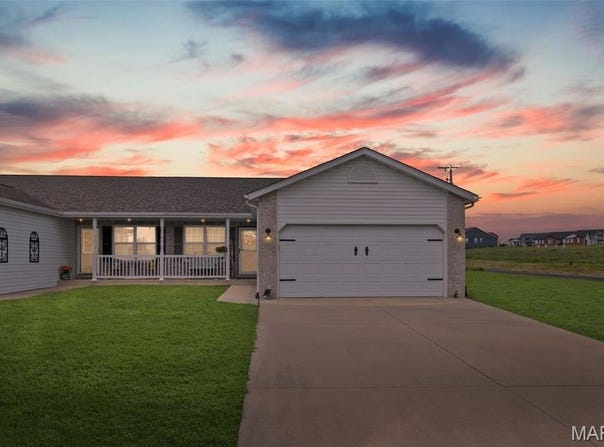 20 Chase Way, Highland, IL 62249