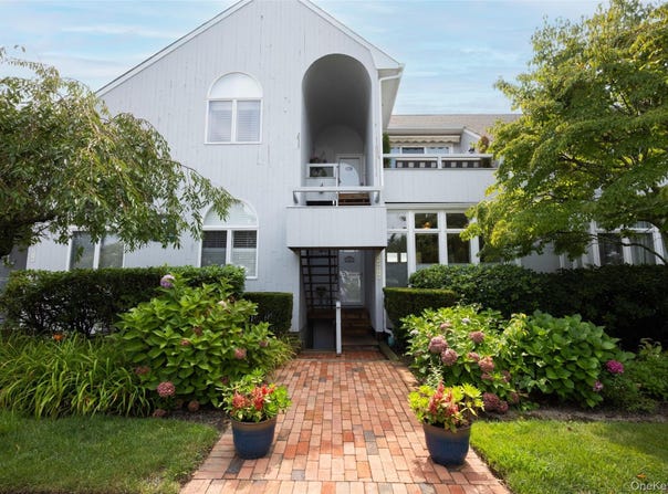 400 Noyack Road, Southampton, NY 11968