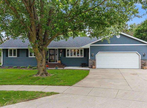 8 Williamsburg Cir, Mason City, IA 50401