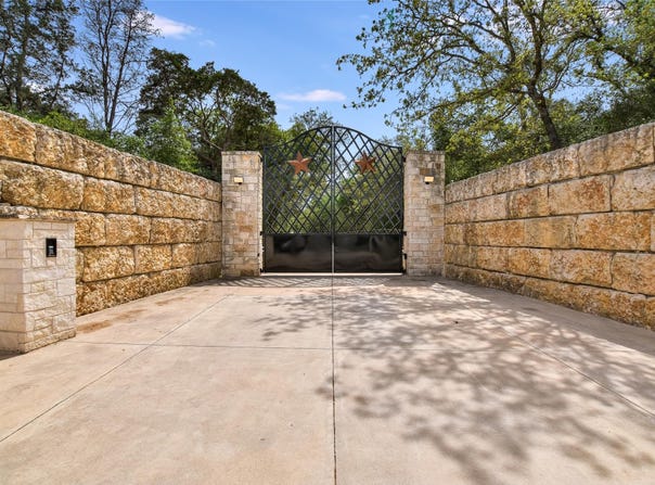 2187 Highway 290 E, McDade, TX 78650