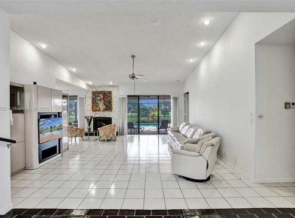 8218 NW 85th Ave, Tamarac, FL 33321