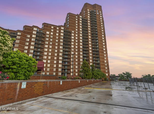 2508 Harmon Cove Tower, Secaucus, NJ 07094