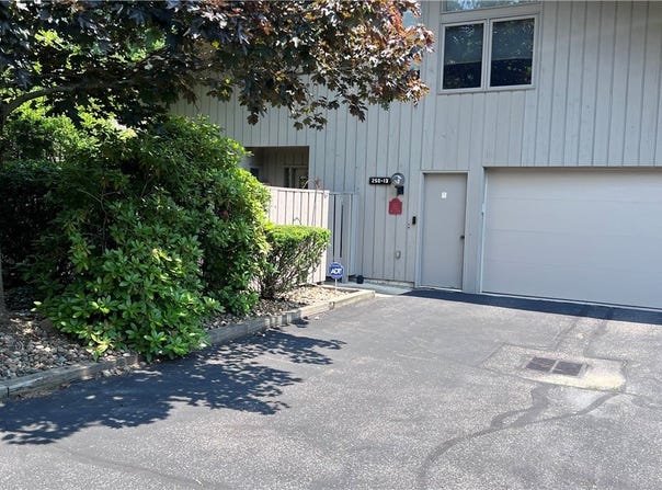 250 Laurel Circle unit: 13, Aurora, OH 44202