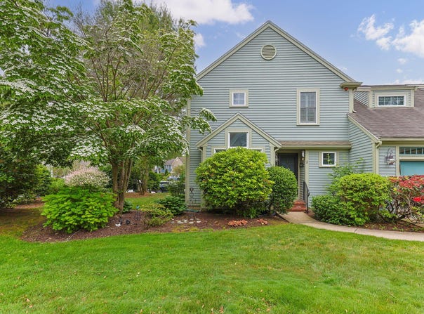2 Darby Pt Point, Mashpee, MA 02649