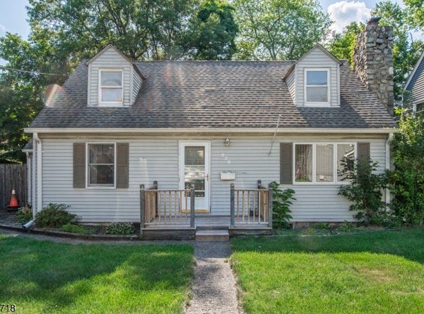 520 Skyline Lake Dr, Ringwood Boro, NJ 07456-1923