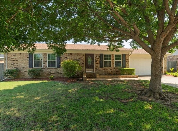 828 Hollow Creek Road, Burleson, TX 76028