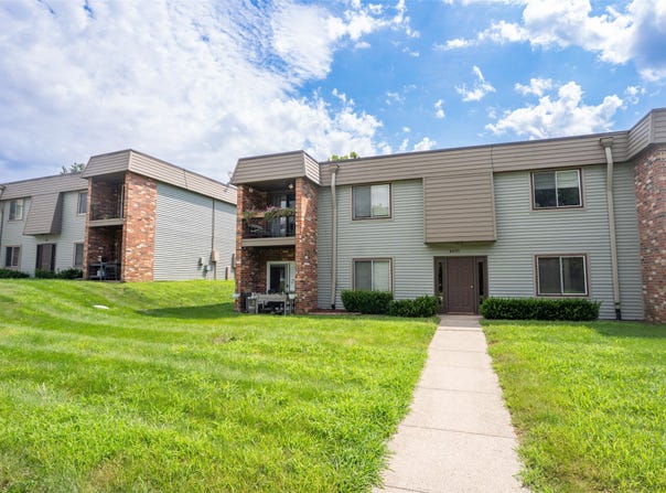 4809 Woodland Avenue unit: 8, West Des Moines, IA 50266