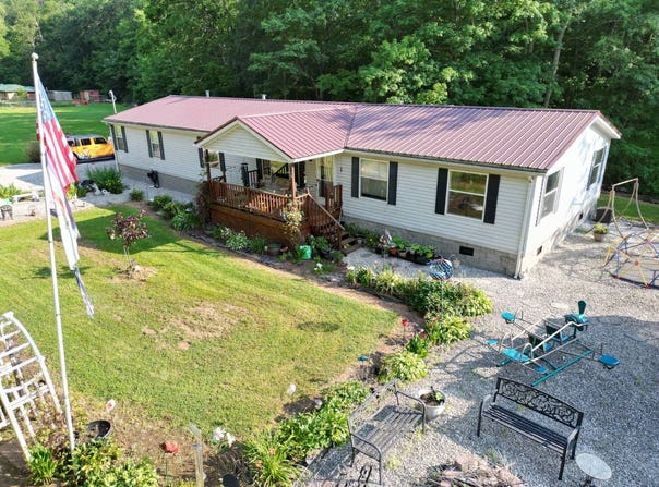 4362 Charleston Road, Gandeeville, WV 25243