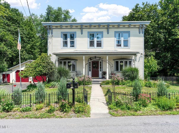 17 Mullens Road, Bethlehem, NY 12159