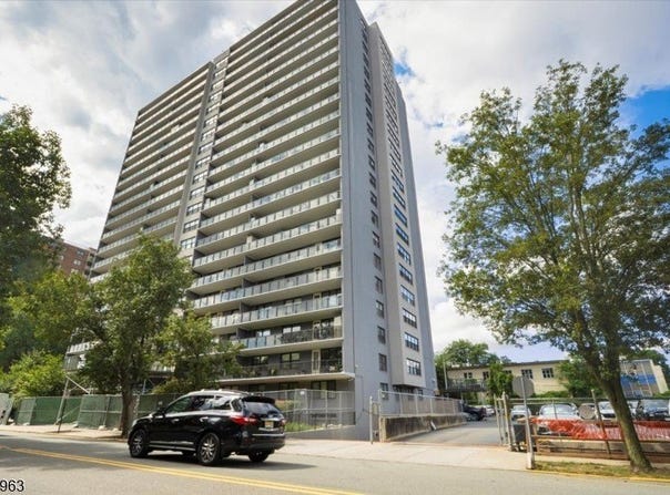 285 Aycrigg Ave, Passaic City, NJ 07055-3718