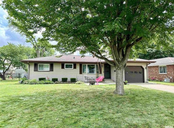 1400 S CLAY Avenue, Jacksonville, IL 62650