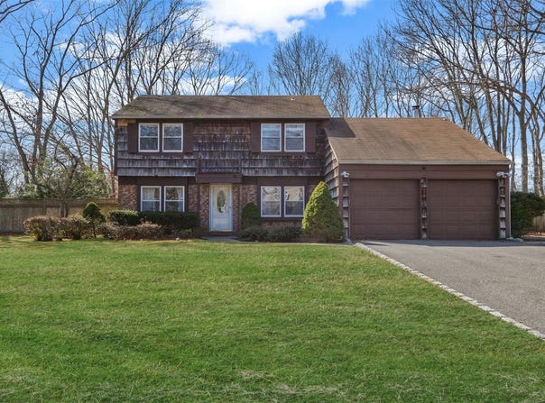 2 Biscayne Drive, Mount Sinai, NY 11766