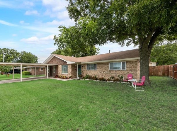 704 E Nelson Street, Bowie, TX 76230