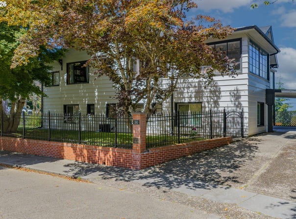 380 N 2ND Ct, CoosBay, OR 97420