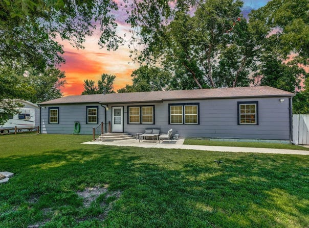 200 SW 9th St, Newton, KS 67114