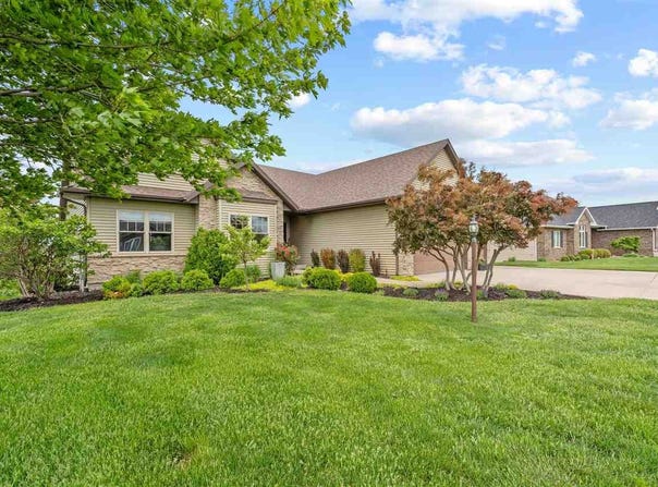 1118 Pelican Dr, Kalona, IA 52247