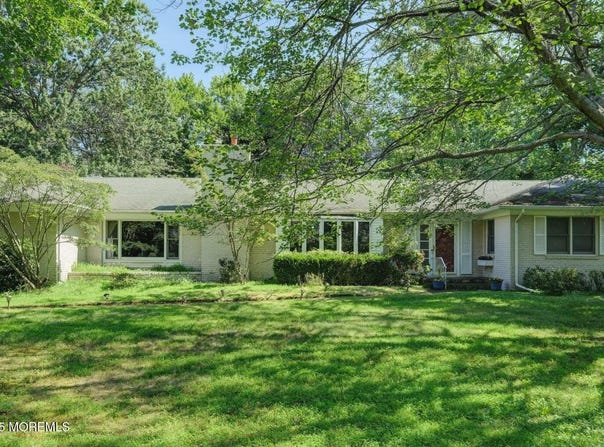 19 Buttonwood Lane E, Rumson, NJ 07760