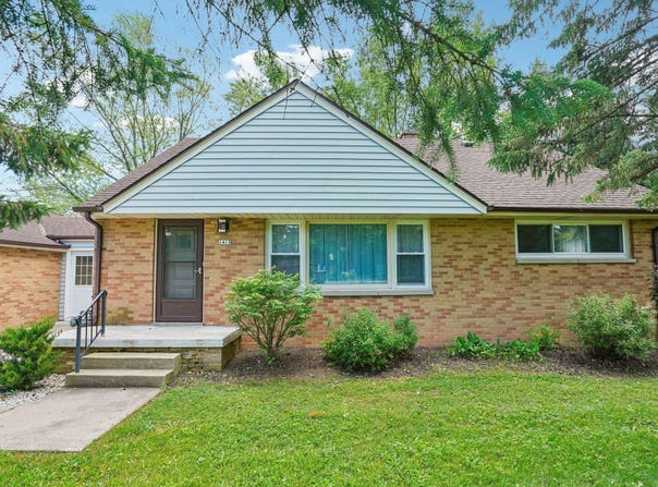 1415 W Fiesta Ln, Mequon, WI 53092