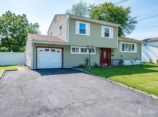 14 McGinnis Road, Edison, NJ 08817