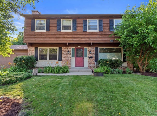 1334 W Paradise Ct, Glendale, WI 53209