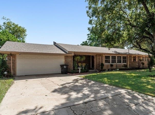 919 Surry Place Drive, Cleburne, TX 76033