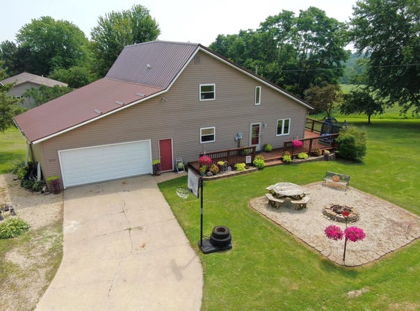 512 Seneca Heights Avenue, Gays Mills, WI 54631
