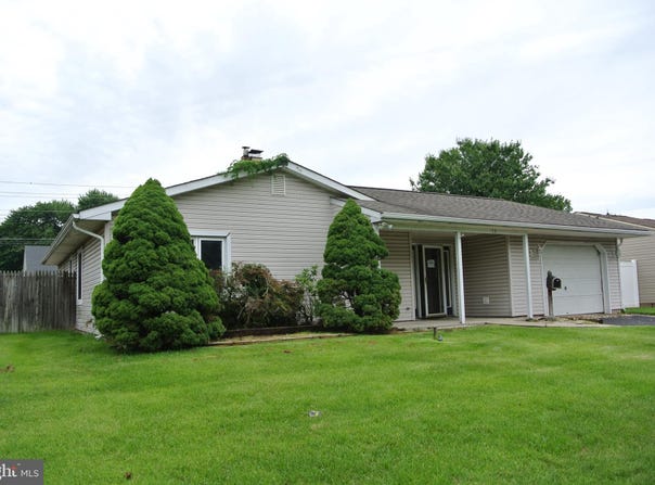 15 DOGWOOD DRIVE, LEVITTOWN, PA 19055