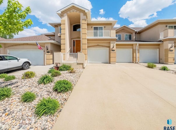 5918 S Grand Lodge Pl, Sioux Falls, SD 57108