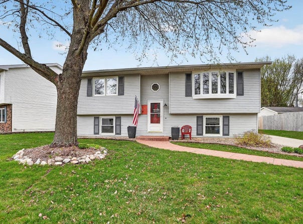 3021 Valley High Drive, Cedar Falls, IA 50613