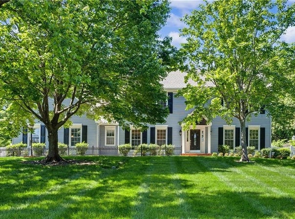 3104 S Victoria Lane, Blue Springs, MO 64015