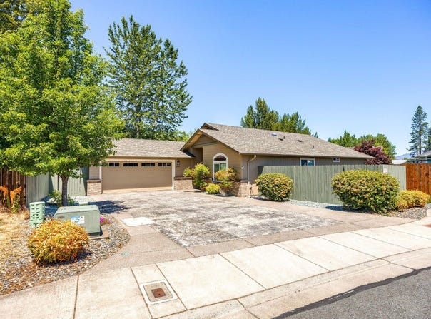 1542 SW Yucca Drive, Grants Pass, OR 97527