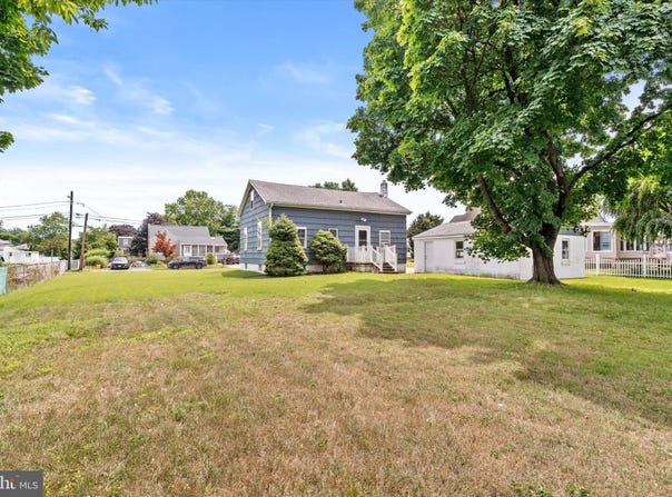 112 DOUGLAS AVENUE, HAMILTON, NJ 08619