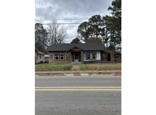714 E 3rd St, Hope, AR 71801