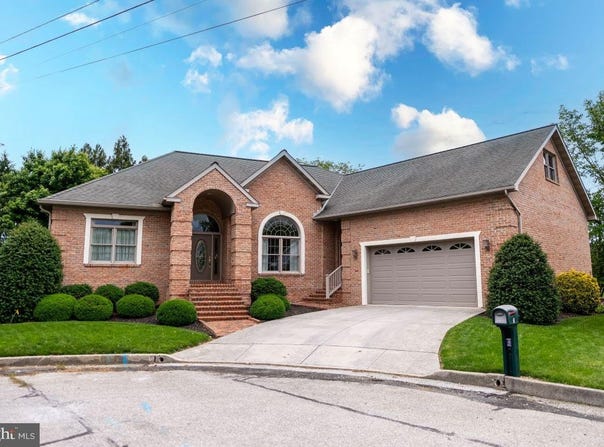 2 OAK CIRCLE, HANOVER, PA 17331