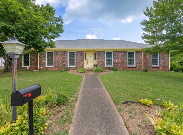 1325 Duntreath Cir, Florence, AL 35630