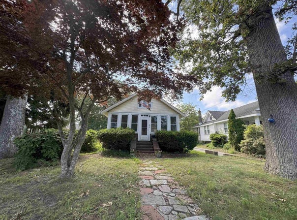 921 Oak Grove Ave, Linwood, NJ 08221