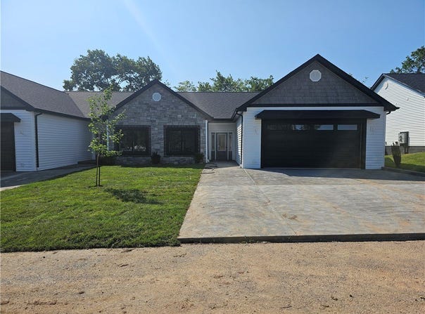 808 S 10th St, New Stanton, PA 15697