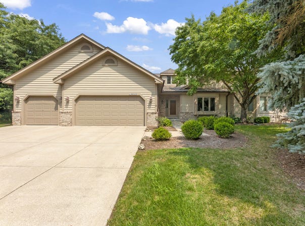 N18w28978 Golf Ridge S -, Pewaukee, WI 53072