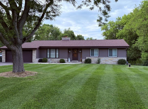 19330 W Hillcrest Dr, New Berlin, WI 53146