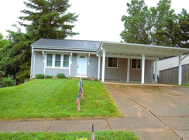 40 Cedar Ridge Drive, Pacific, MO 63069