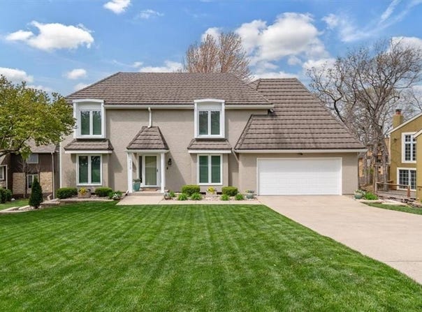 212 NE Landings Circle, Lee's Summit, MO 64063