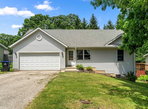 1820 W Oakleaf Drive, McHenry, IL 60051