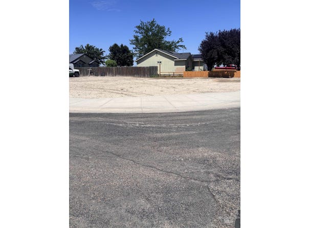 103 Rose Petal Ct, Wilder, ID 83676