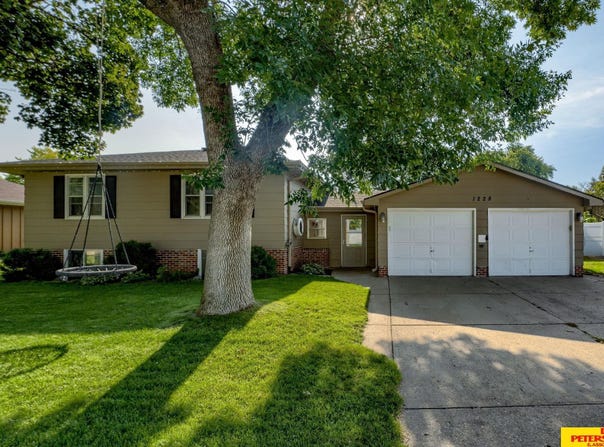 1228 N Clarmar Avenue, Fremont, NE 68025