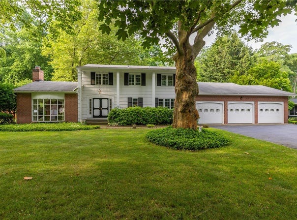 8 Cranswick Lane, Pittsford, NY 14618