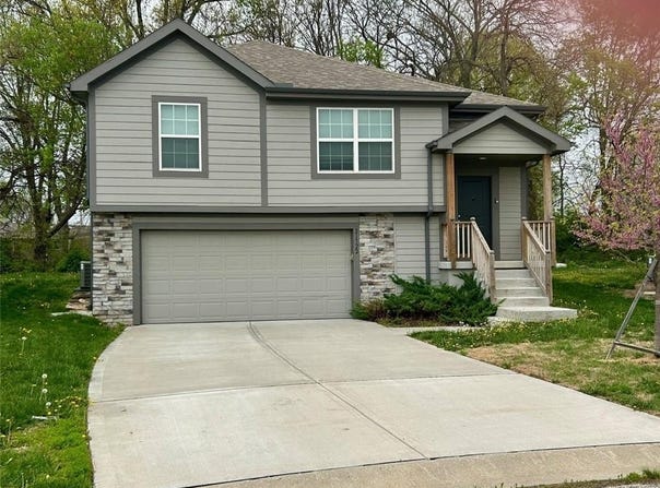 21722 Southcreek Court, Peculiar, MO 64078
