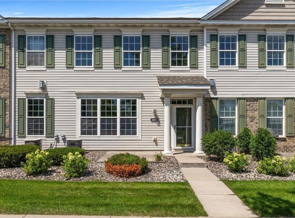 2094 Clover Ridge Drive, Chaska, MN 55318